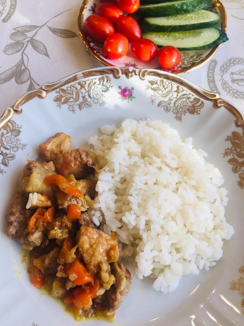 Омар с рисом на тарелке