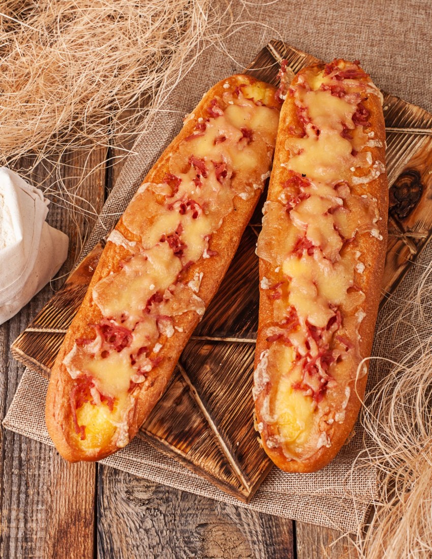 Батон запеченный с сыром и чесноком