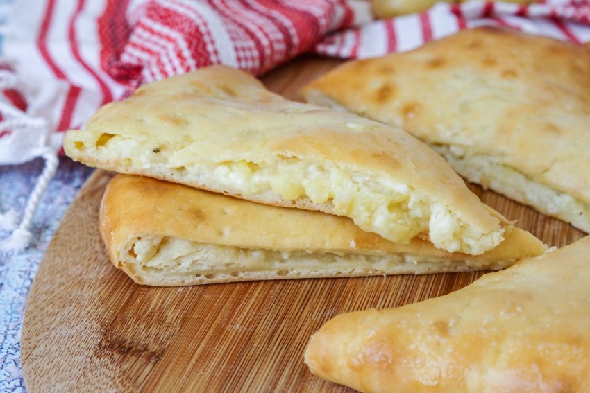 Грузинский сырный хачапури