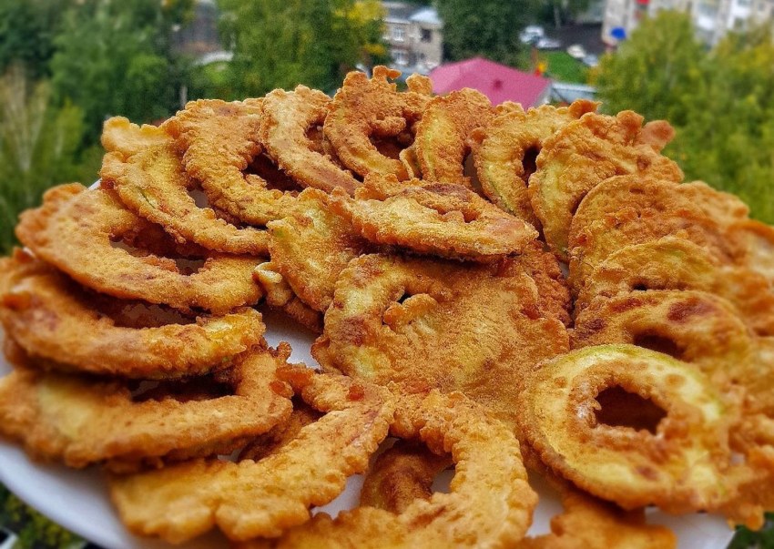 Кабачки в кляре на сковороде с чесноком и сыром