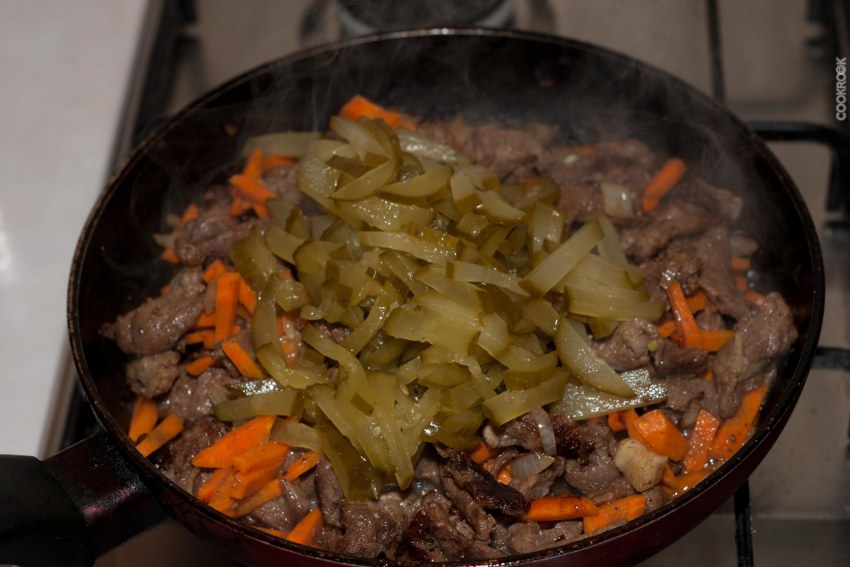 Говядина с солеными огурцами