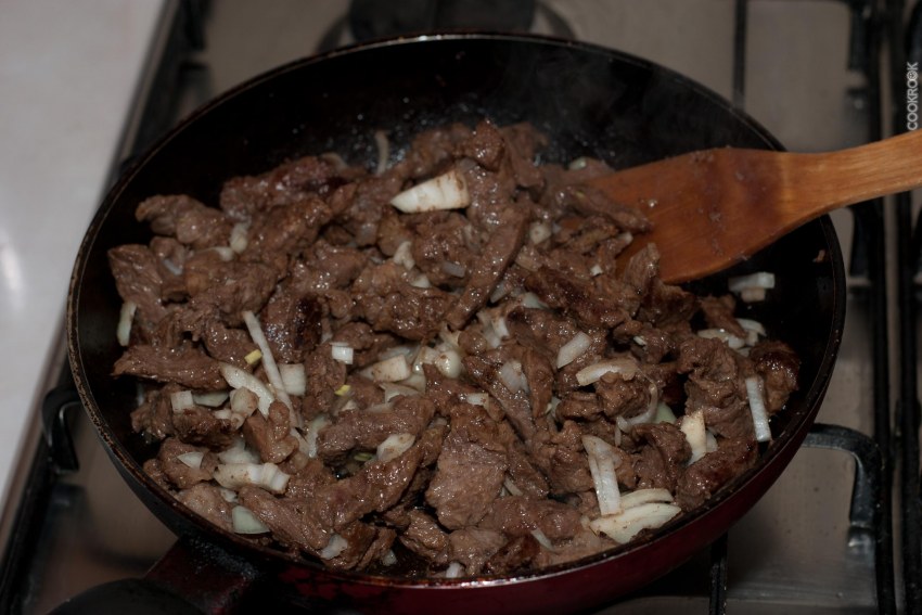 Жареное мясо с луком