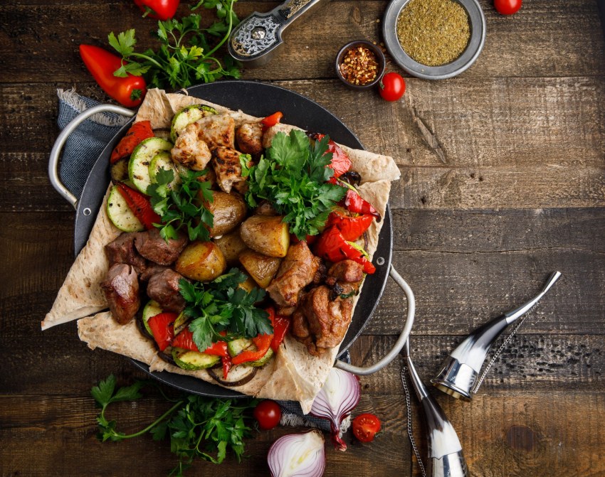 Шампиньоны с овощами в казане