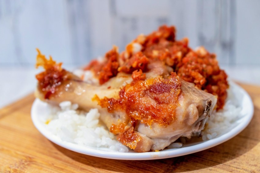 Куриные котлеты с подливкой на сковороде и макаронами