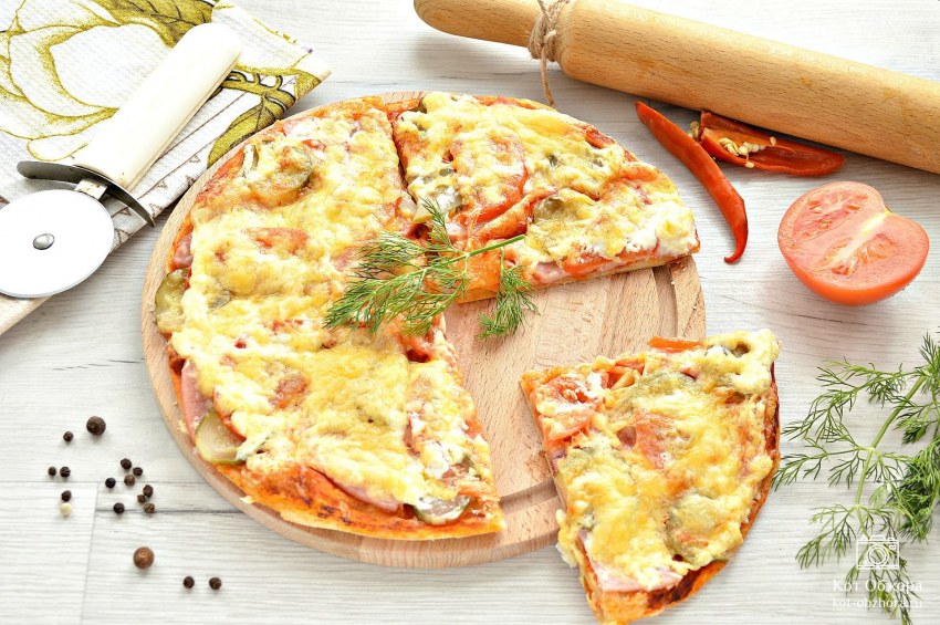 Пицца с оливками, моцареллой и салями
