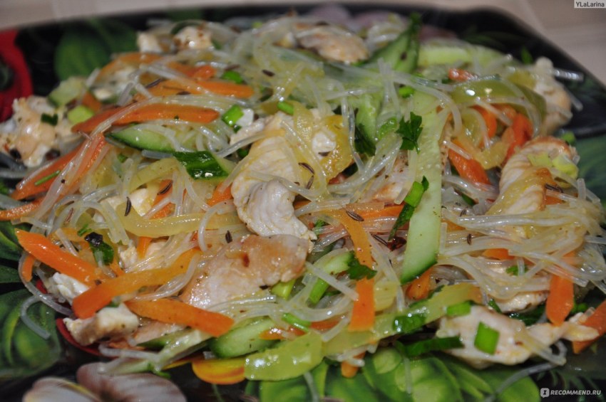 Салат с рисовой лапшой