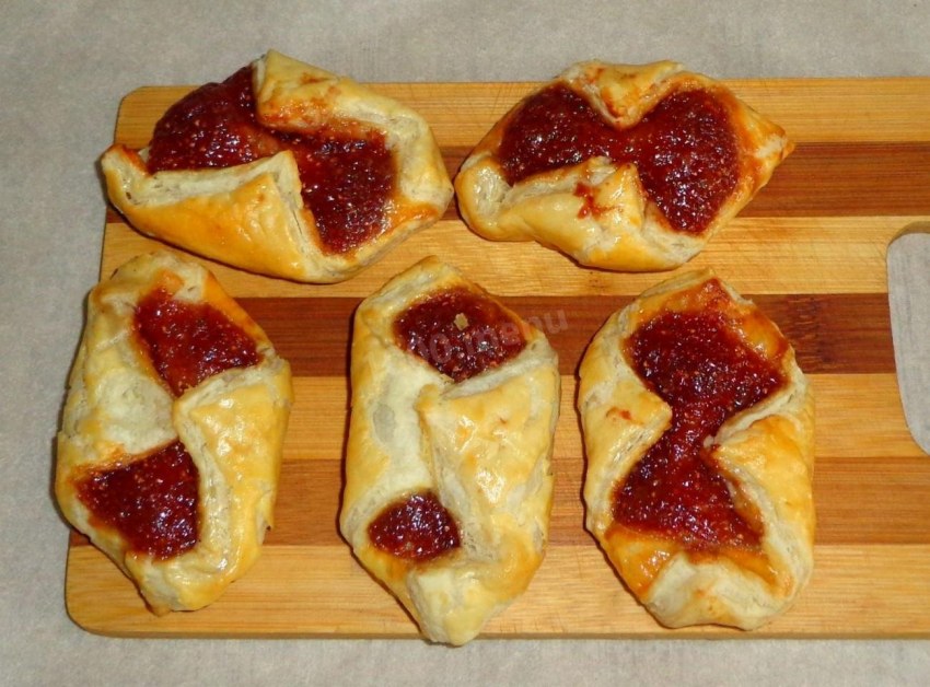 Выпечка из слоёного теста с вареньем