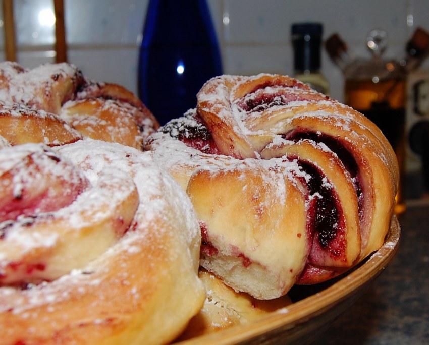 Сладкая выпечка с джемом