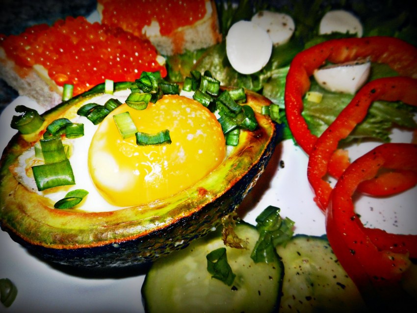 Авокадо запеченное с яйцом и сыром