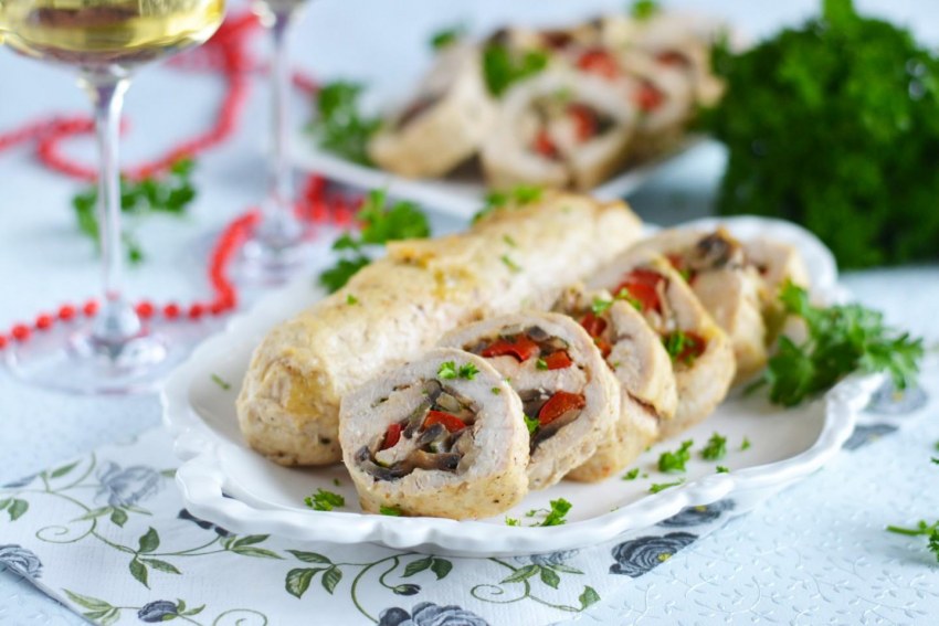 Рулет из куриного филе с грибами и сыром