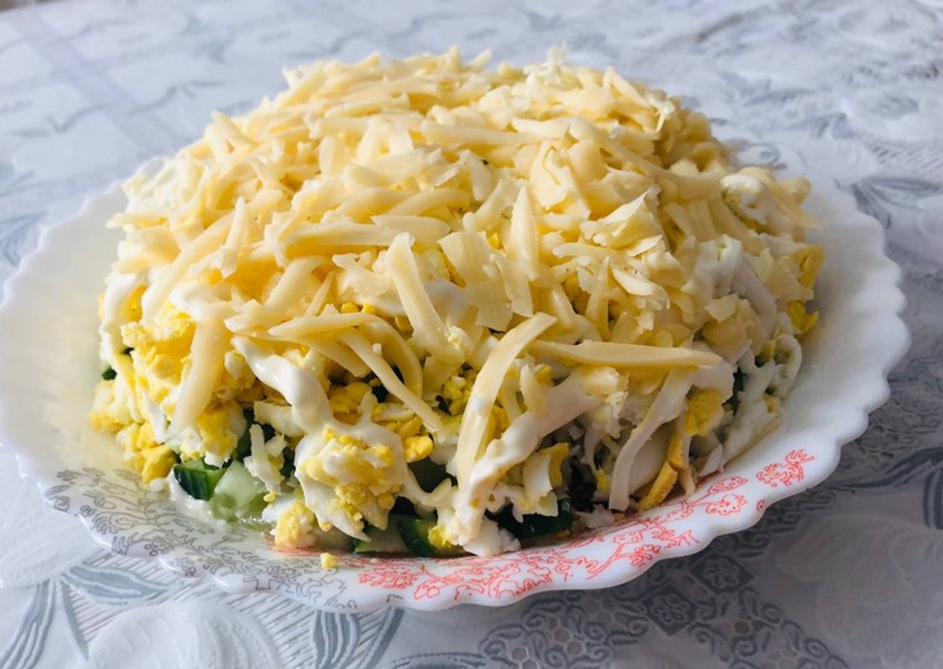 Салат с кальмарами слоеный