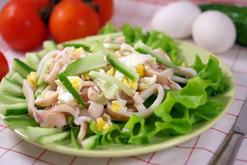 Салат из кальмаров и крабовых палочек и яиц