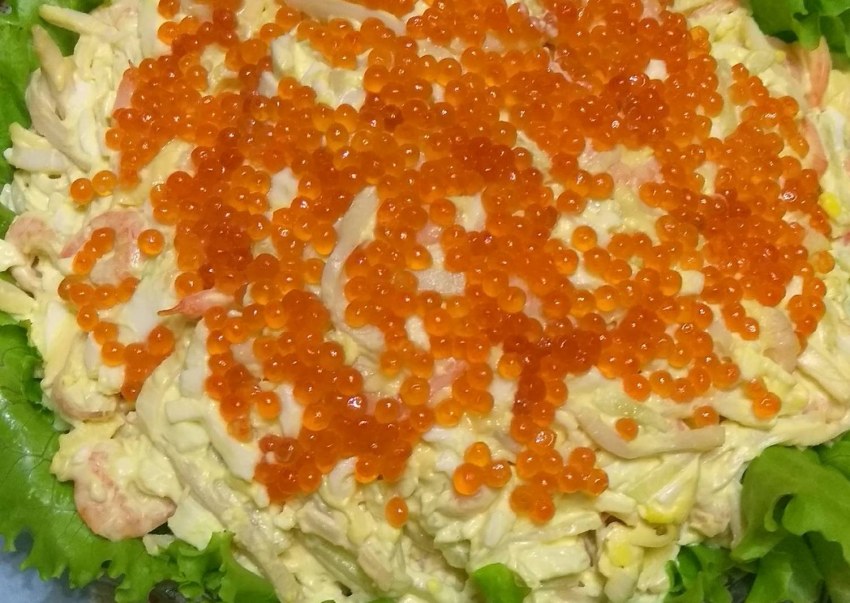Салат из кальмаров с икрой