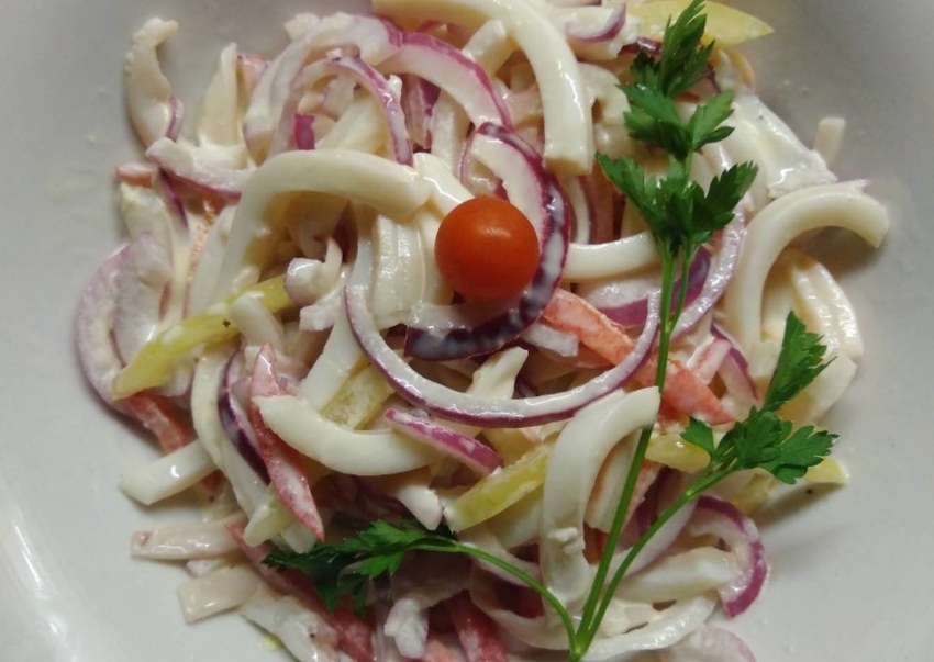 Салат с кальмарами и морской капустой
