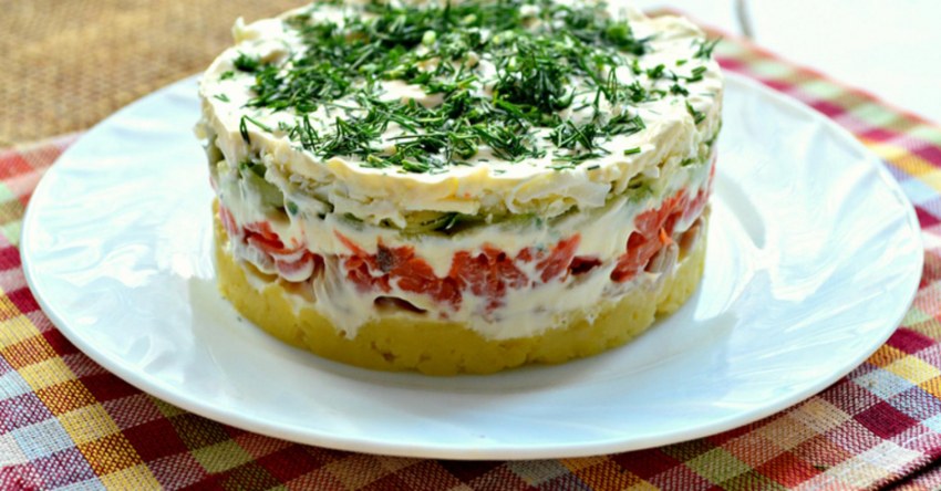Салат с кальмарами слоеный