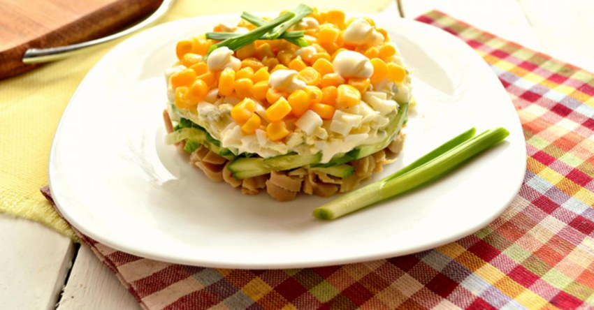 Салат с кальмарами и кукурузой