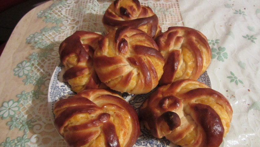 Булочки завитушки с сахаром