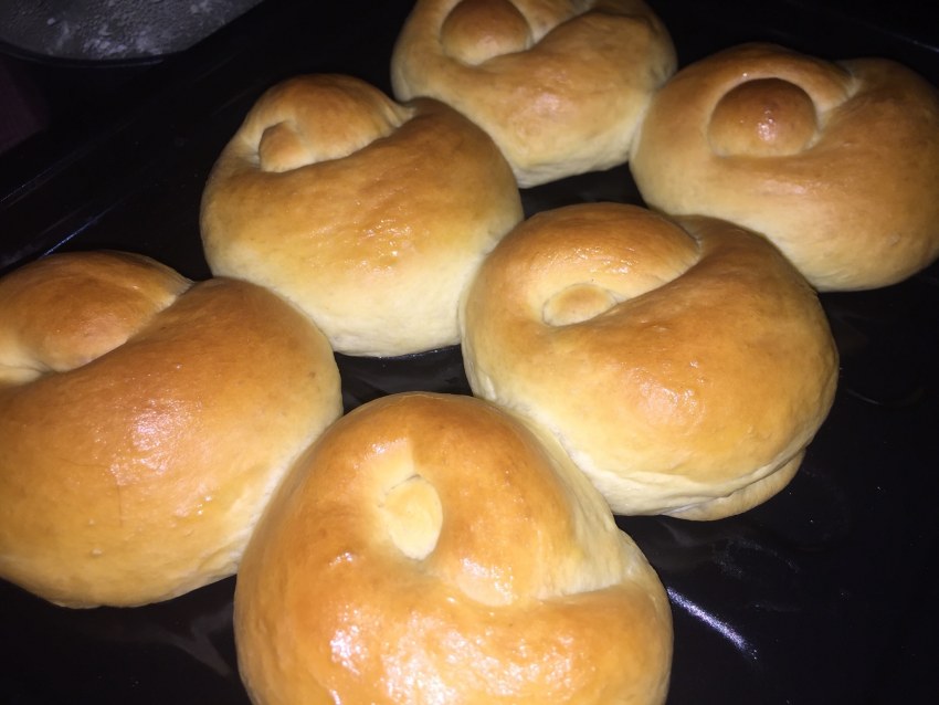 Сдобные булочки с корицей