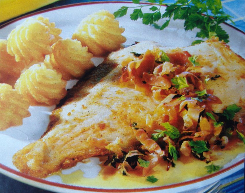 Камбала с беконом