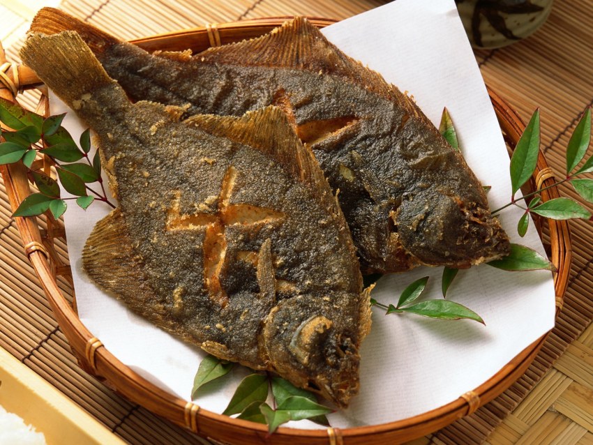 Камбала запеченная с помидорами