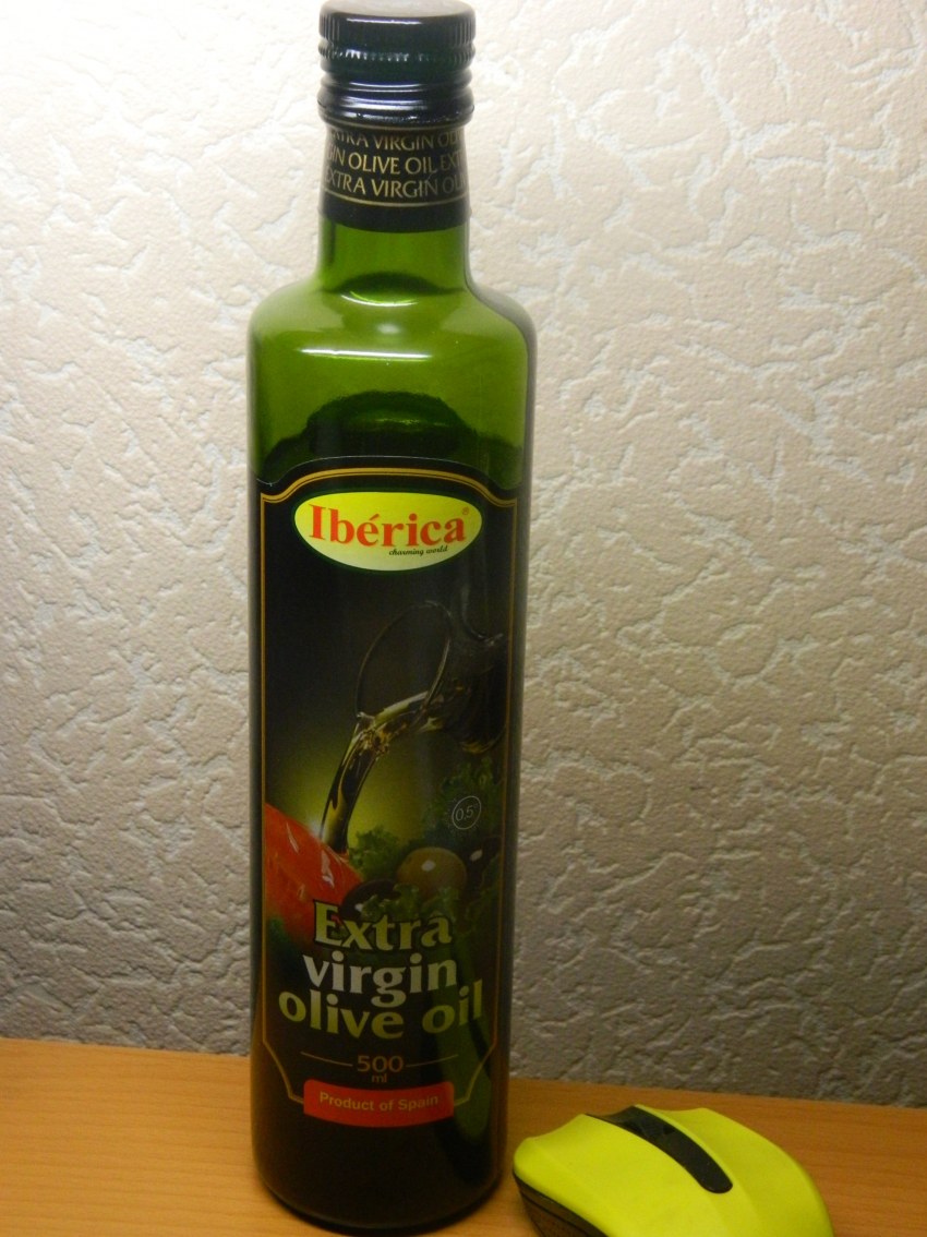 Почему горчит оливковое. Оливковое масло. Оливковое масло для кожи. Натуральное оливковое масло. Масло оливковое Extra Virgin в красно белой бутылке.