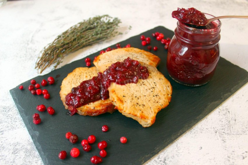 Курица с брусничным соусом и картофельным пюре