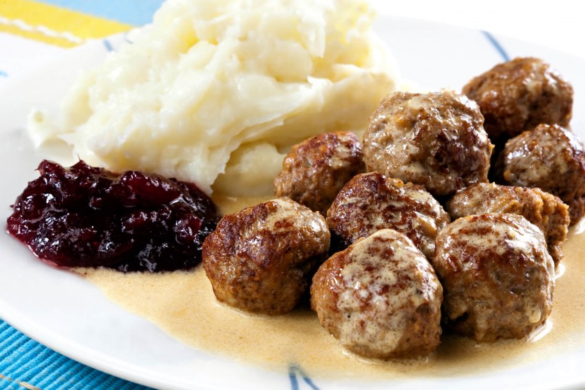 Фрикадельки с брусничным соусом