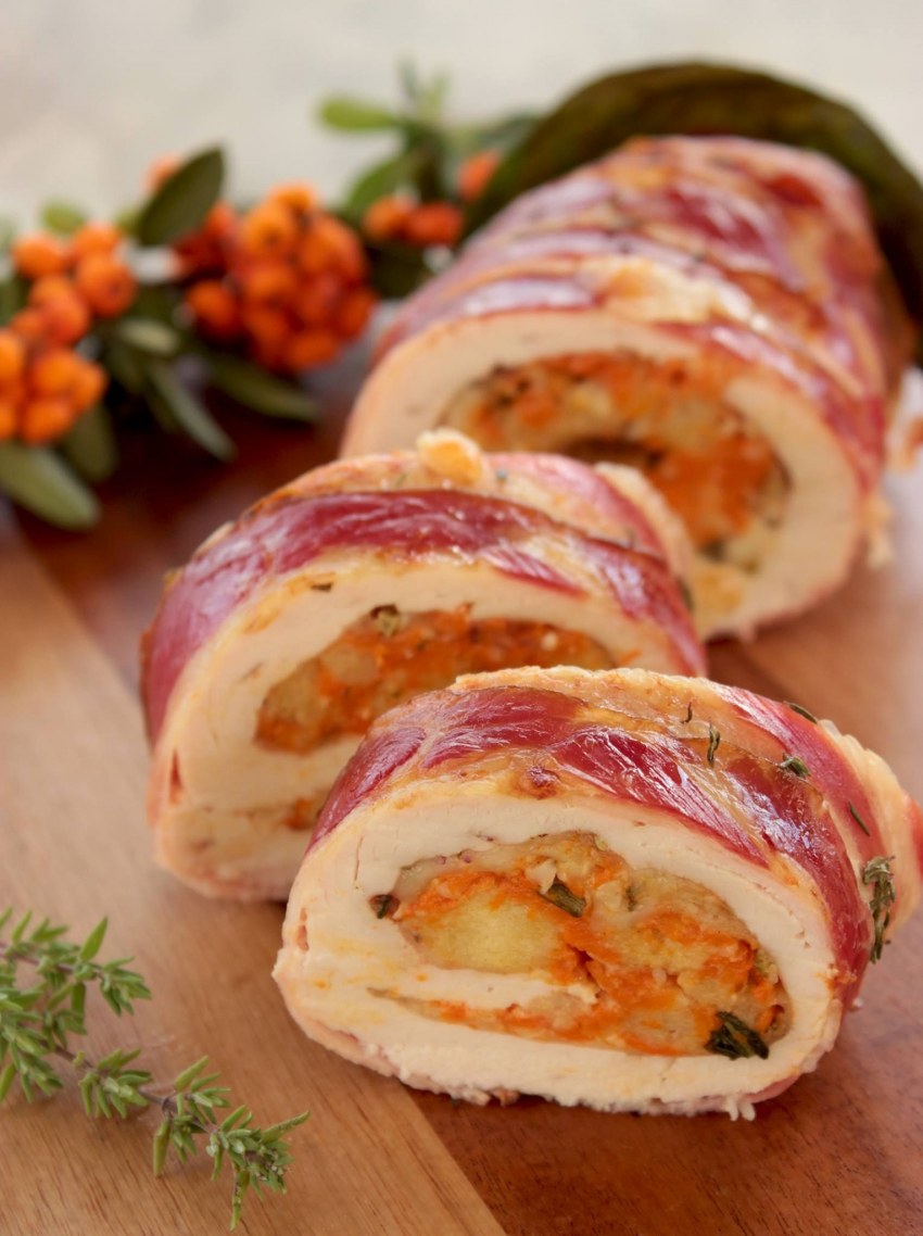 Рулет из индейки с клюквенным соусом