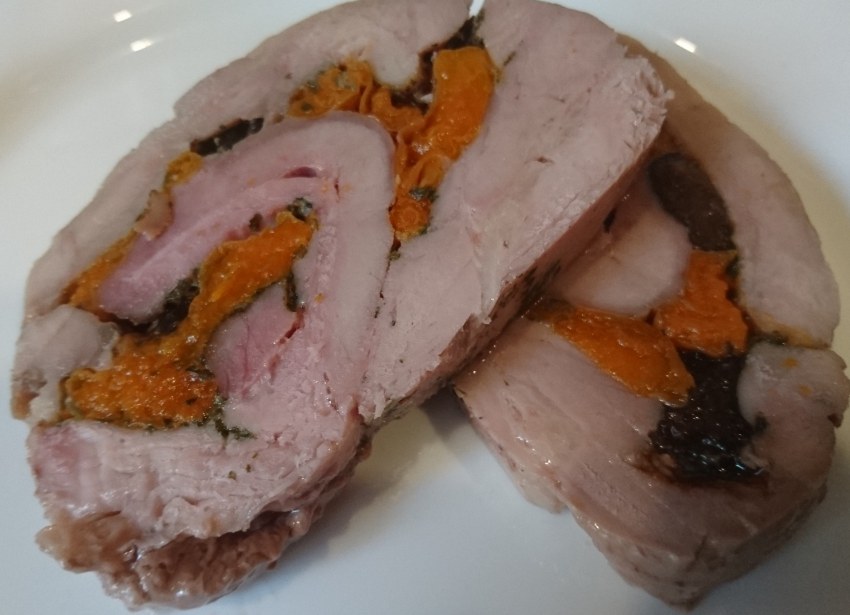 Мясной рулет с черносливом и грецким орехом