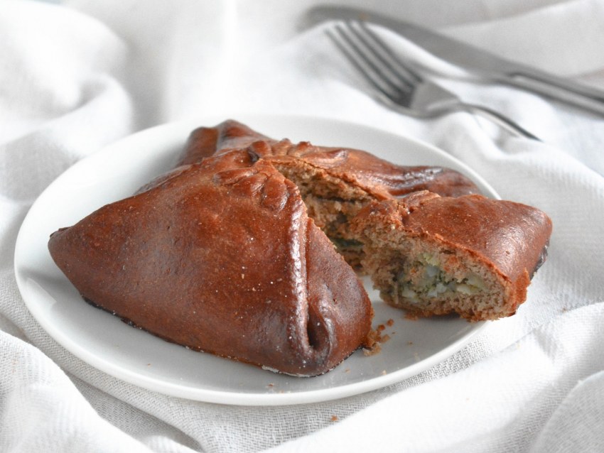 Ржаной пирожок с курицей
