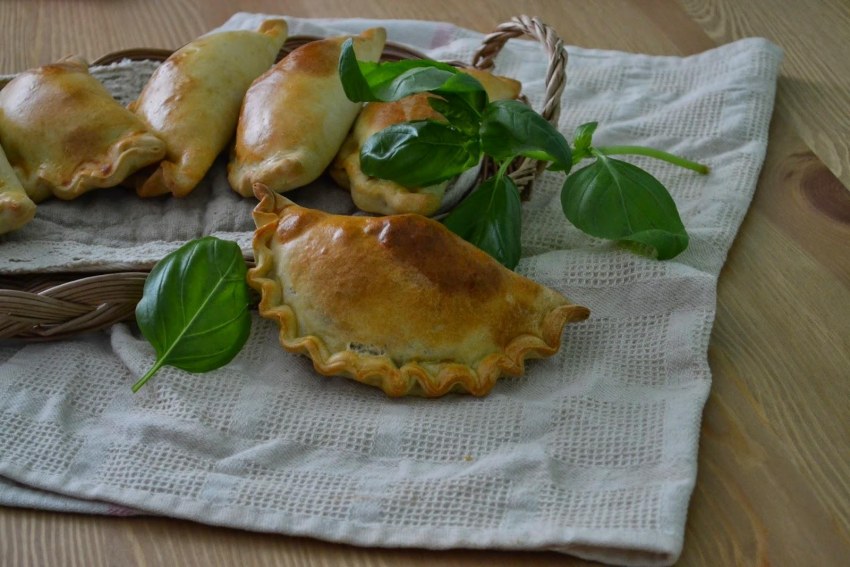 Пирожки с картошкой и грибами жареные на сковороде