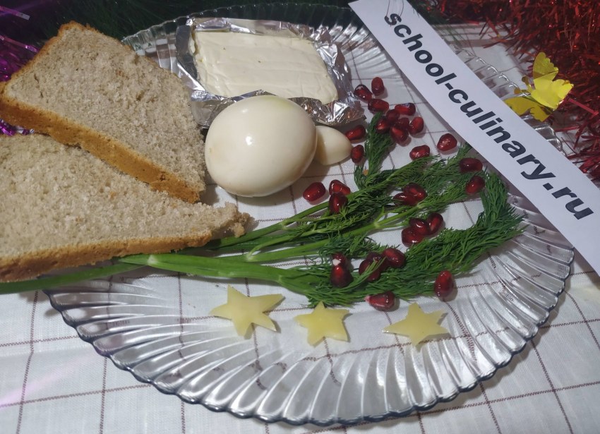 Кофе и бутерброды с сыром и колбасой
