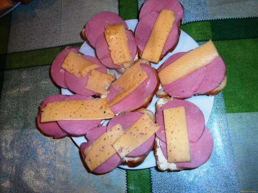 Бутерброды с колбасой и сыром и помидорами