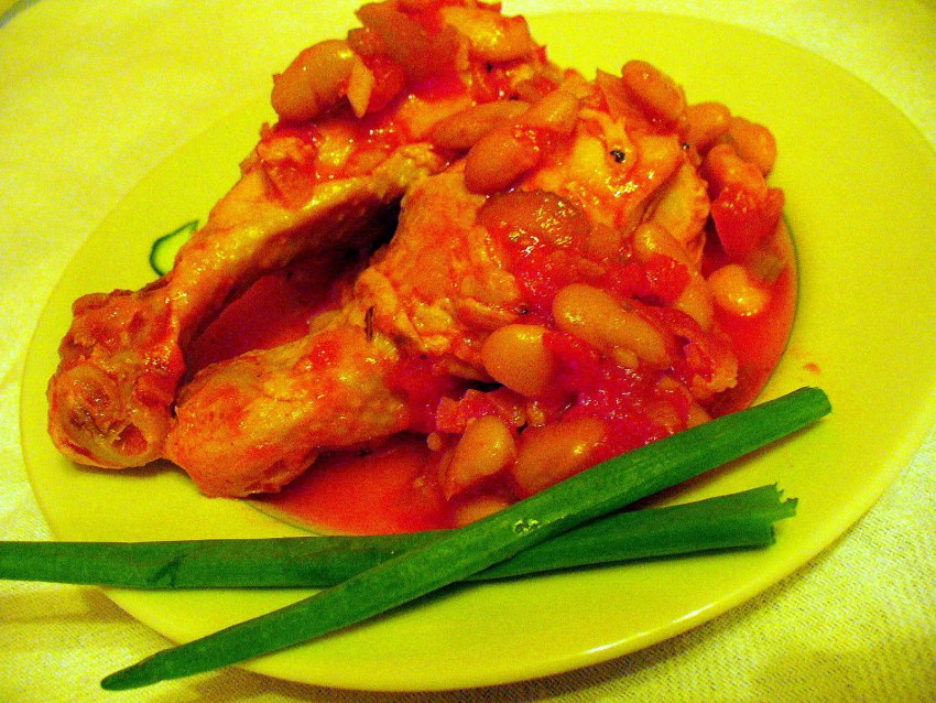 Курочка с морковью и сельдереем и томатами