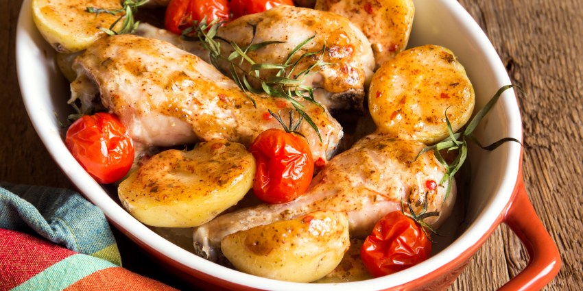 Салат с копченой курицей и помидорами и сыром