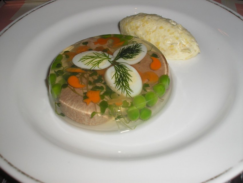 Рыба заливная порционными кусками