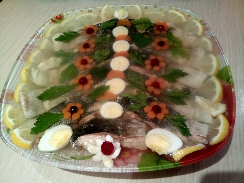 Рыба заливная целиком