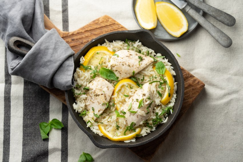 Треска с оливками и помидорами