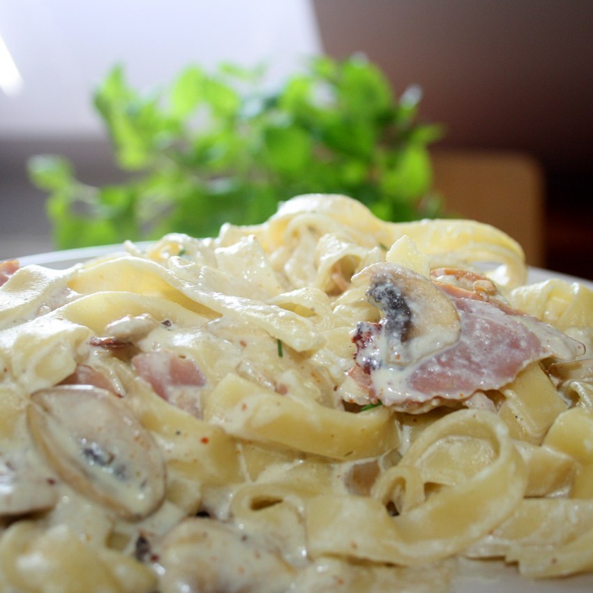 Паста карбонара с беконом и сливками