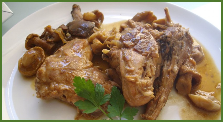 Кролик тушеный в соусе с овощами