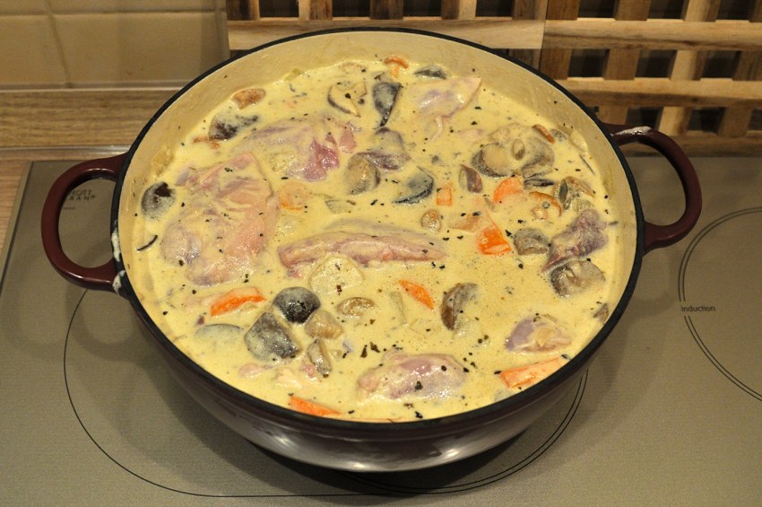 Кролик с грибами и картошкой в сметане