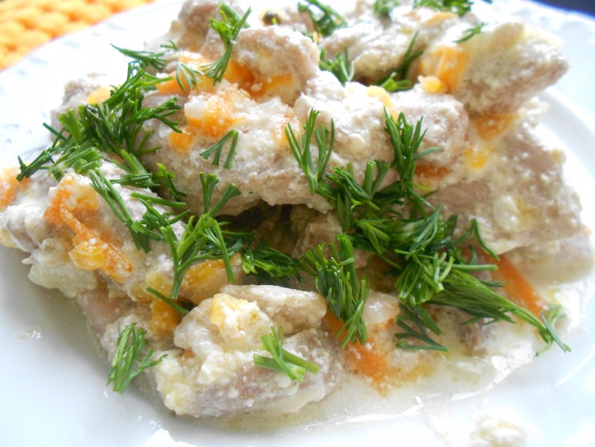 Кролик тушеный с овощами в сметане