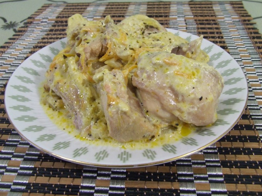 Кролик со сметаной и чесноком на сковороде