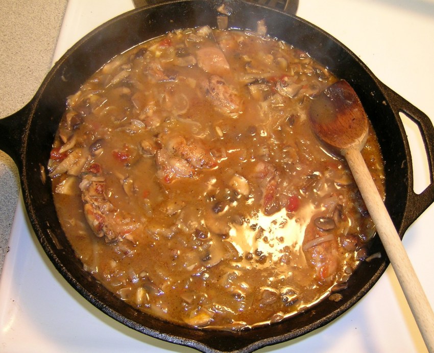 Кролик тушеный с луком и морковью