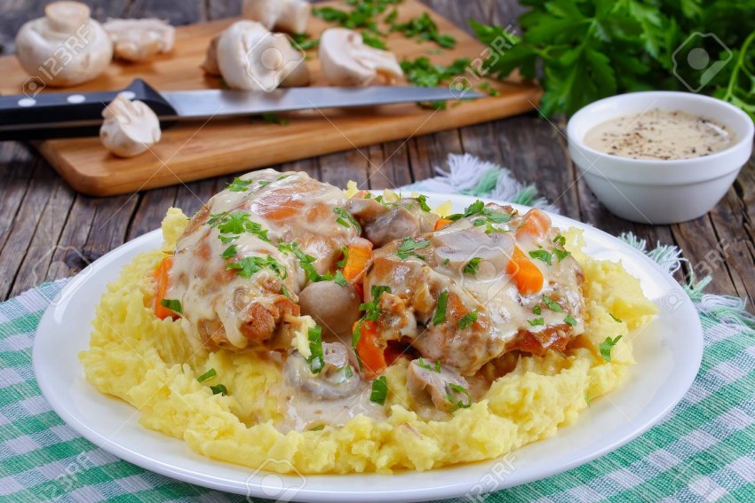 Кролик тушеный с овощами в сметане