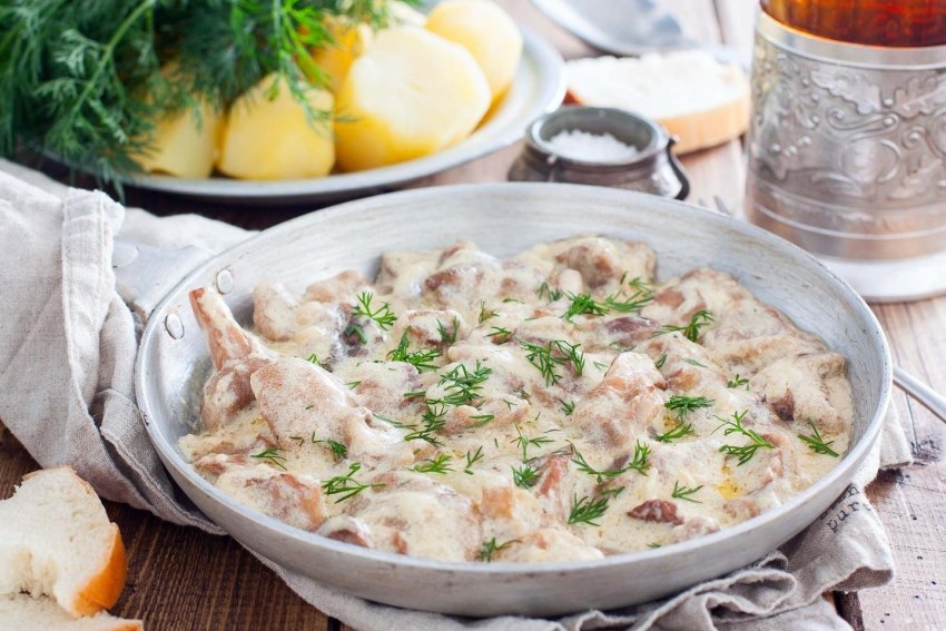 Сковорода с грибами и курицей на плитке вектор