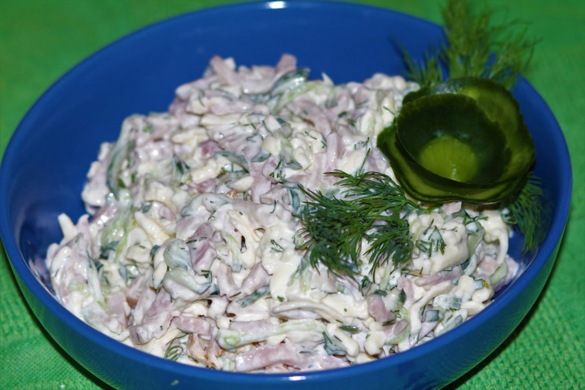 Салат с языком говяжьим и соленым огурцом