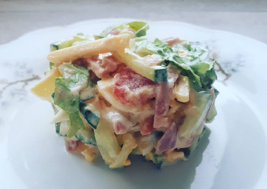 Салат с колбасой и огурцами