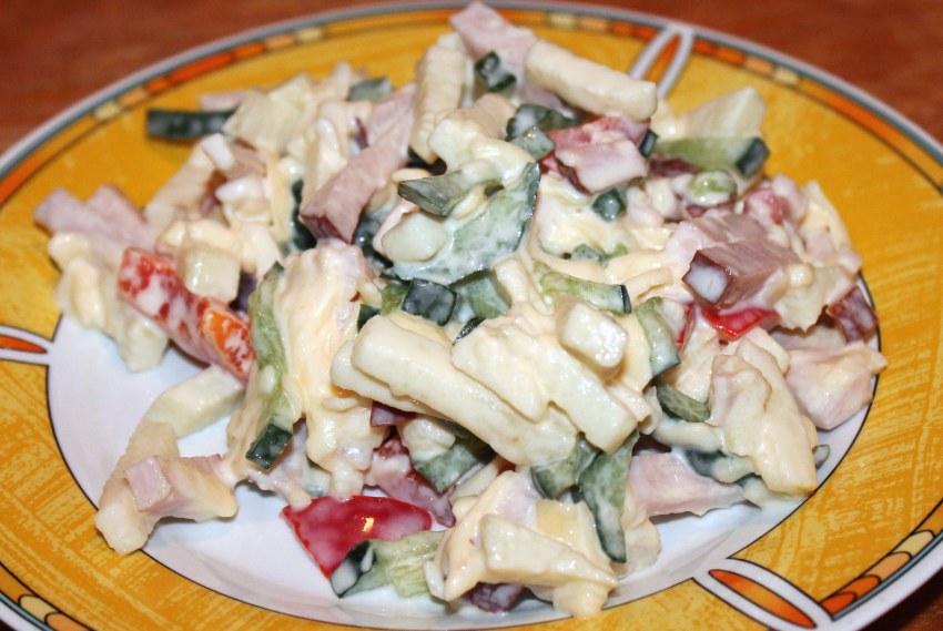 Салат с ветчиной и ананасами