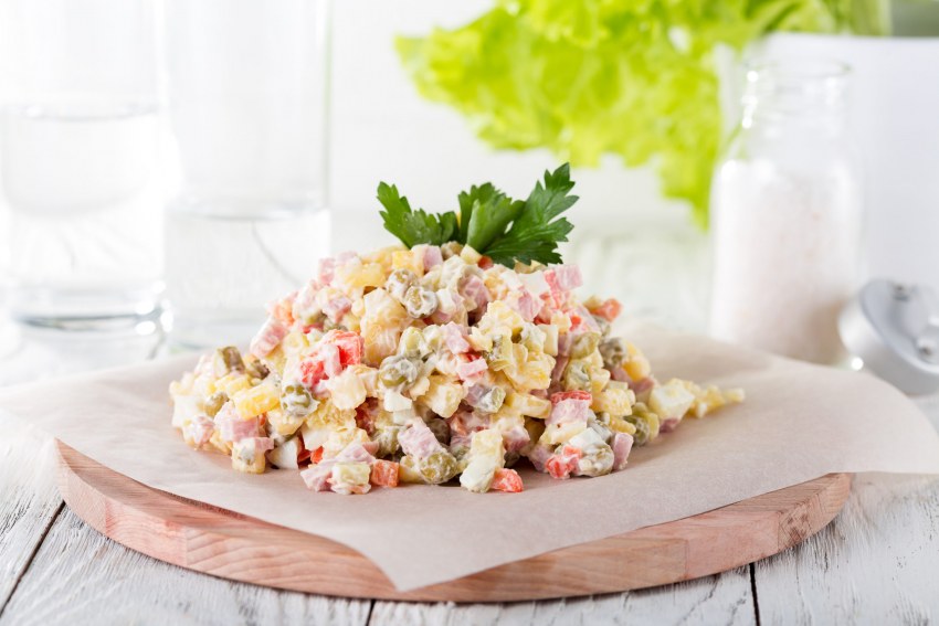 Салат с ветчиной грибами и огурцом